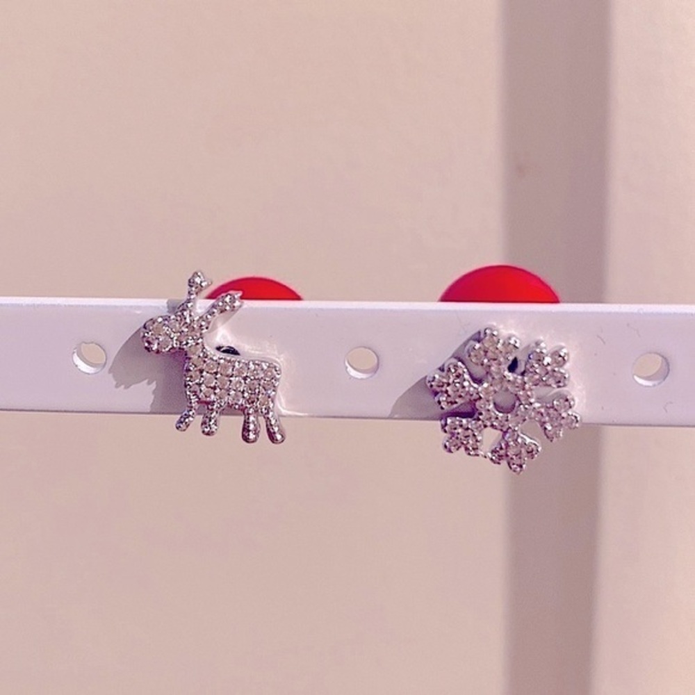 ✅🆕Langston Xmas earrings, reindeer/snowflake & rhinestones & big red ball back🎄